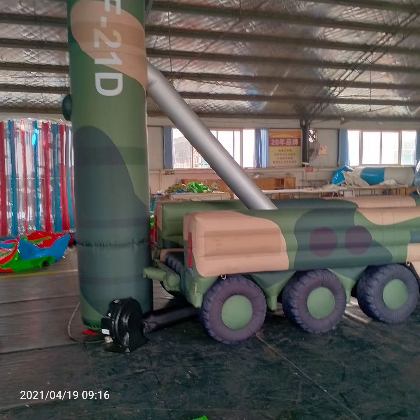 武宣军事演习中的充气目标车辆：模拟发射车雷达车坦克飞机